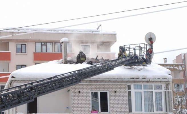 Çatıda yangını itfaiye ekiplerince söndürüldü