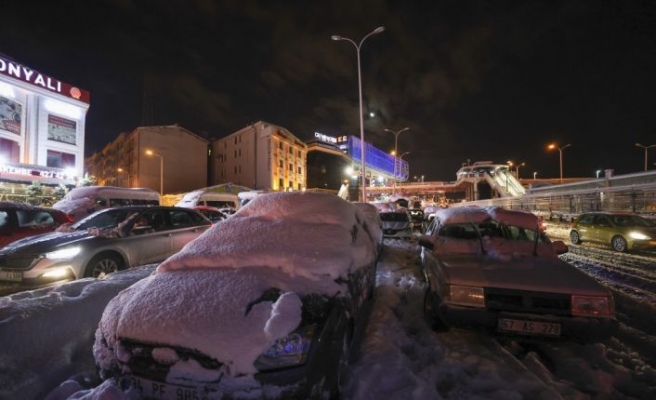 Kar yağışı nedeniyle kişi araçlarında mahsur kaldı