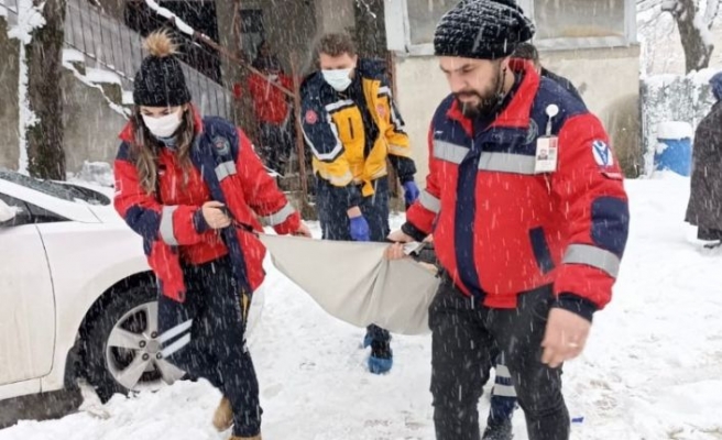 Kar nedeniyle hastaneye gidemeyen yaşlı kadının yardımına ekipler yetişti