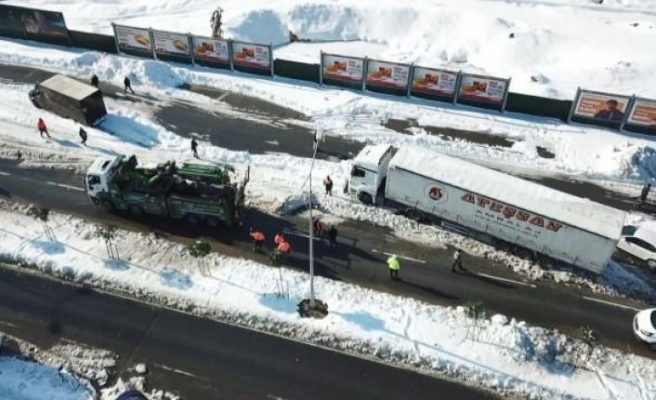 Kar nedeniyle yolda bırakılan araçların kaldırılmasıyla trafik açıldı
