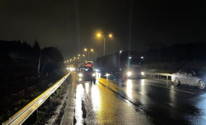 Kocaeli'de meydana gelen trafik kazası ulaşımın aksamasına neden oldu