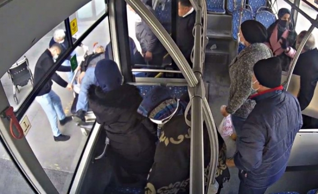 Belediye otobüsü şoförü araçta rahatsızlanan yolcuyu hastaneye götürdü