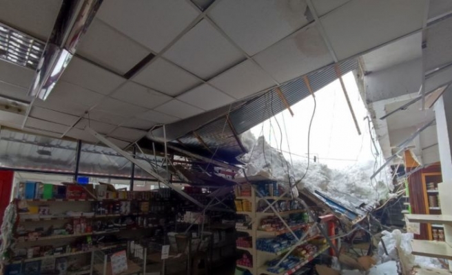 Kar nedeniyle marketin sundurması ve garajın çatısı çöktü