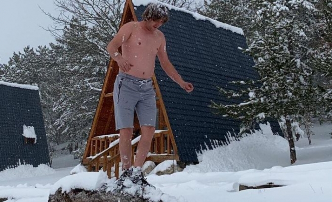 Sakaryalı işletmeci dondurucu soğukta “kar banyosu“ yaptı