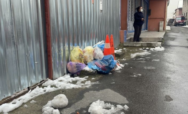 Sarıyer'de toplanmayan çöplere vatandaş tepki gösterdi