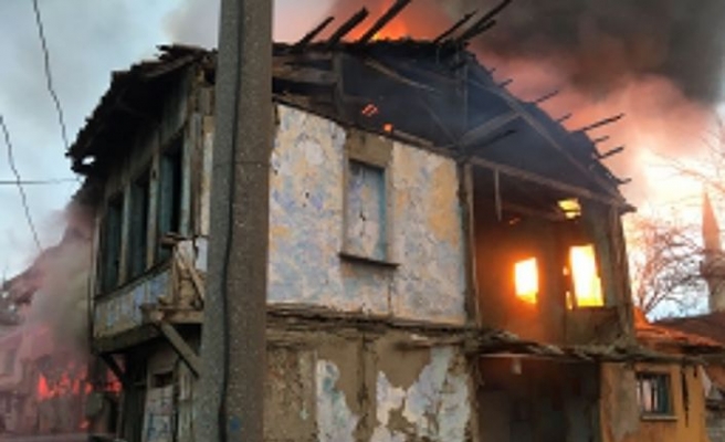 Bursa'da biri metruk 4 ev yandı