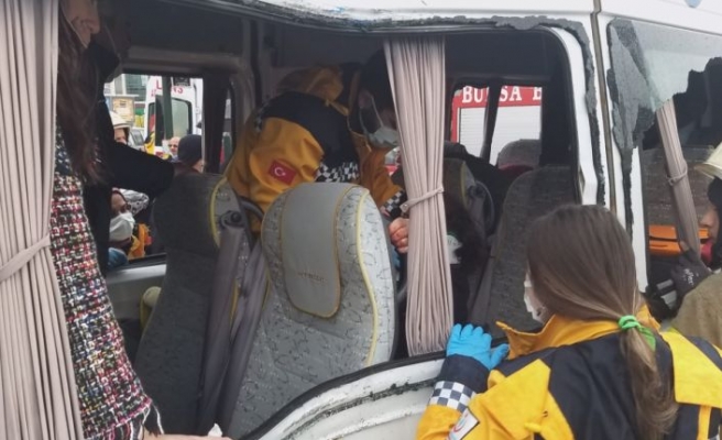 Bursa'da özel halk otobüsü ile çarpışan okul servisindeki 7 kişi yaralandı