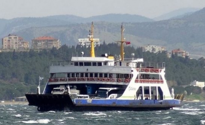Güney Marmara feribot seferlerine fırtına engeli