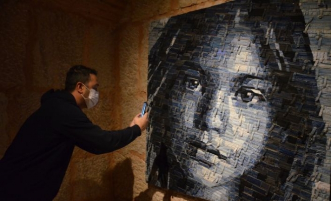 Kot pantolon parçalarından portreler Bursa'da sergileniyor