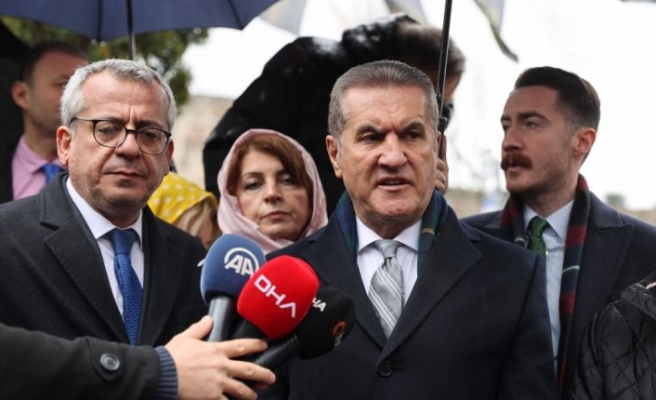 Mustafa Sarıgül eski başbakanlardan Erbakan'ı kabri başında andı
