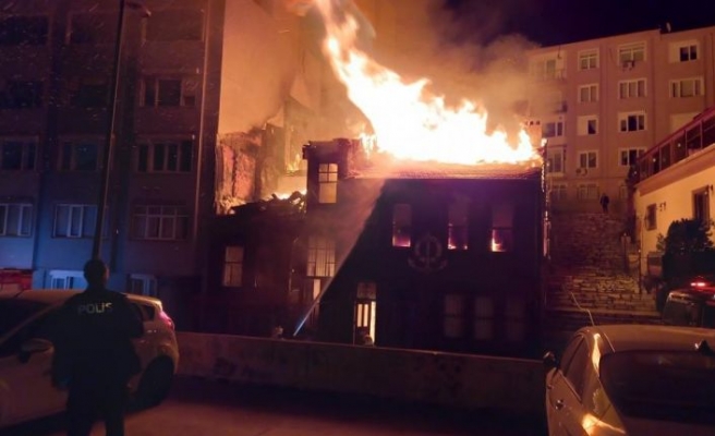 Balıkesir'de tarihi binada başlayan ve restorana sıçrayan yangın söndürüldü
