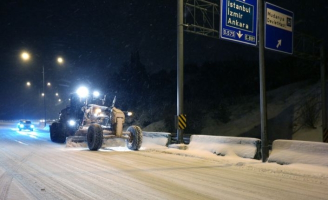 Bursa'da kar nedeniyle kapanan  mahalle yolu ulaşıma açıldı