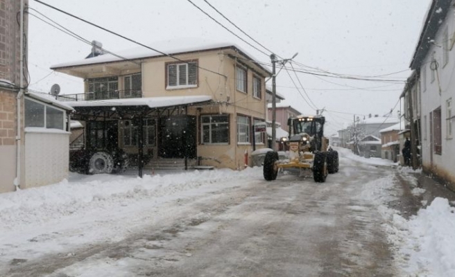 Bursa'da kardan kapanan mahalle yolu ulaşıma açıldı