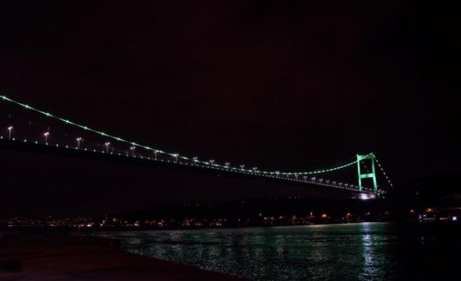 Fatih Sultan Mehmet Köprüsü Yeşilay Haftası için ışıklandırıldı