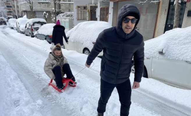 İstanbul'da evli çif, karda ulaşım sorununu kızağa binerek çözdü