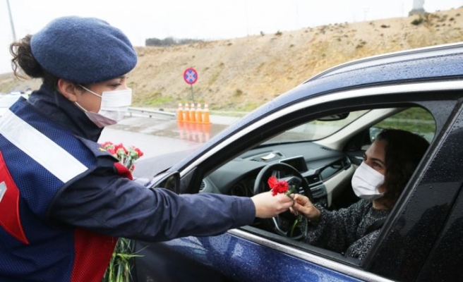 Jandarma ekipleri yol kontrol noktasında kadınlara karanfil sundu