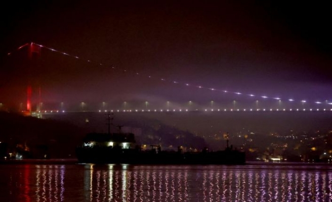 Rusya'dan yola çıkan ayçiçeği yağı yüklü gemi İstanbul Boğazı'ndan geçti