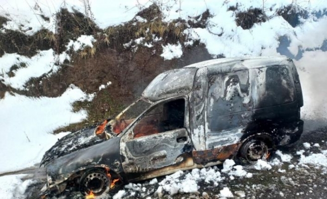 Sakarya'da yanan otomobildeki kişi hayatını kaybetti