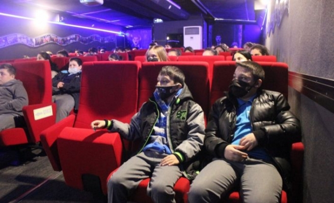Tekirdağ'da  çocuk gezen sinema tırı'nda film izledi