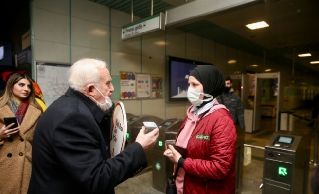 Türk Böbrek Vakfı  farkındalık için metroda su dağıttı