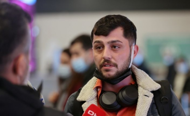 Ukrayna'dan tahliye edilen Türk vatandaşları Romanya'dan uçakla İstanbul'a getirildi