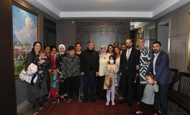Ahmet Davutoğlu vatandaşlara evinde iftar verdi
