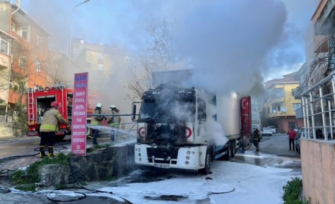 Ataşehir'de park halindeyken yanan kamyon kullanılamaz hale geldi
