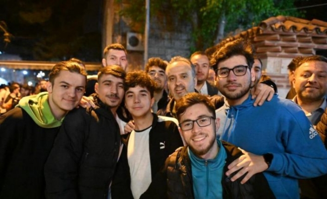 Bursa Büyükşehir Belediye Başkanı Aktaş ile gençler çay ve simitle sahur yaptı