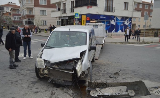 Kırklareli'nde  aracın karıştığı trafik kazası güvenlik kamerasına yansıdı