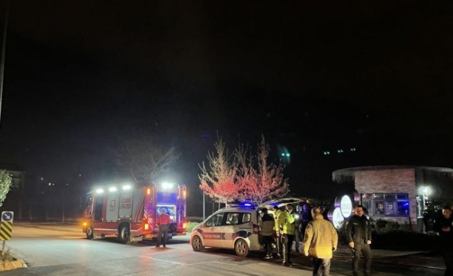 Sancaktepe'de otomobil taksiye ve elektrik direğine çarptı