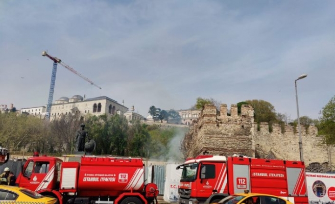 Topkapı Sarayı surlarında restorasyon işçilerinin kaldığı konteynerlerde yangın çıktı