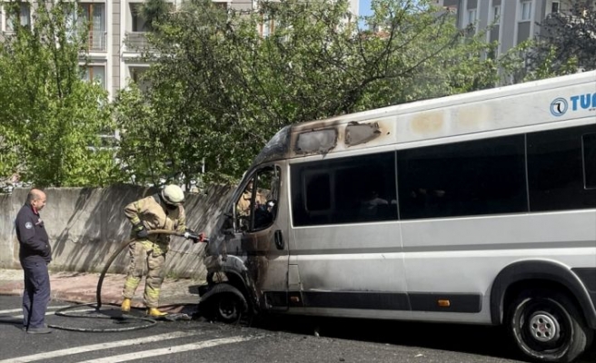 Ümraniye'de park halindeki servis minibüsü yandı