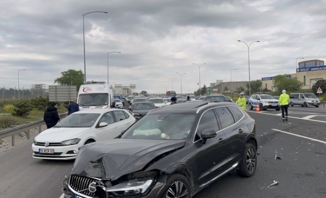Anadolu Otoyolu'nda ciple otomobil çarpıştı, 1 kişi öldü, 5 kişi yaralandı