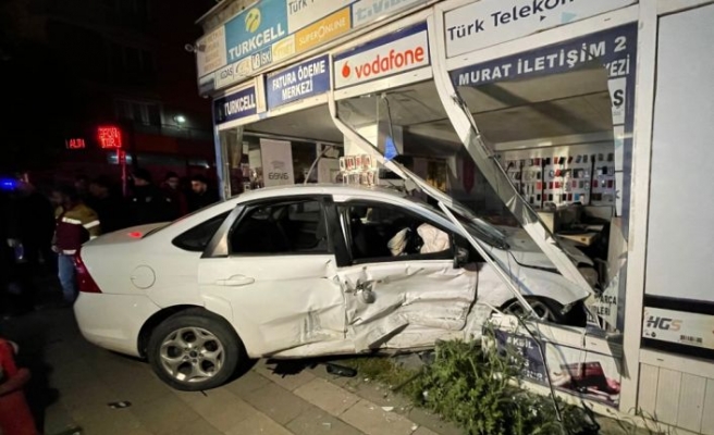 Çekmeköy'de bir araçla çarpışan otomobil dükkana girdi