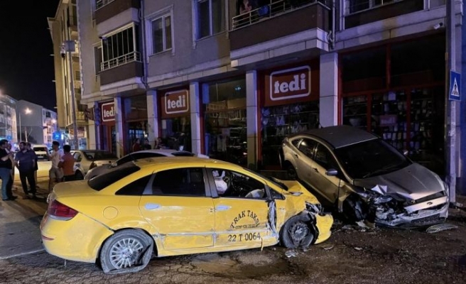 Edirne'de ticari taksinin park halindeki 3 araca çarptı