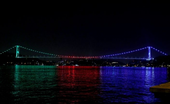 Fatih Sultan Mehmet Köprüsü Azerbaycan bayrağının renklerine büründü