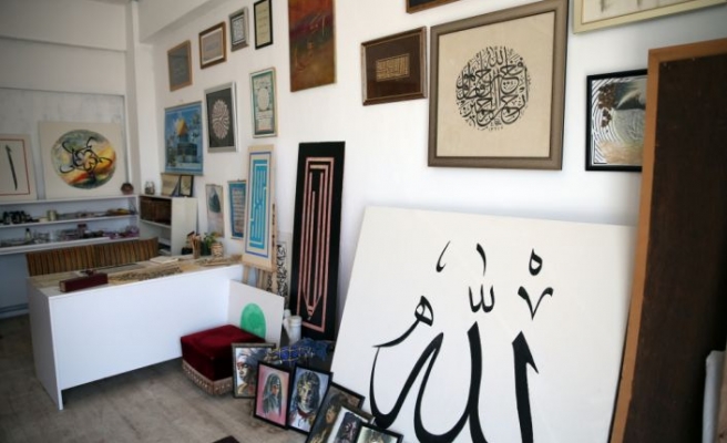 Hat sanatına gönül veren genç sanatçı, Kur'an-ı Kerim yazmak istiyor
