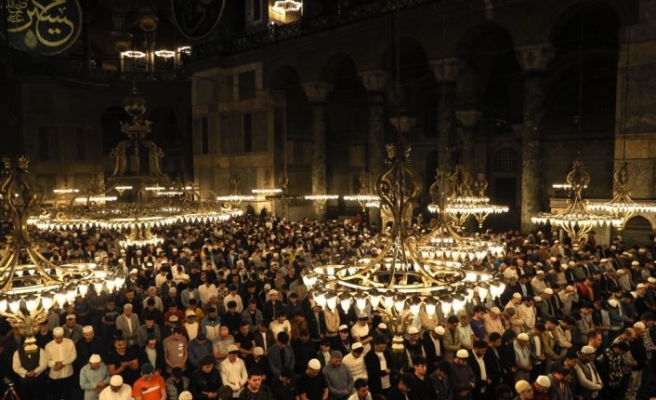 İstanbul'da gençler fethin yıldönümünde sabah namazında buluştu