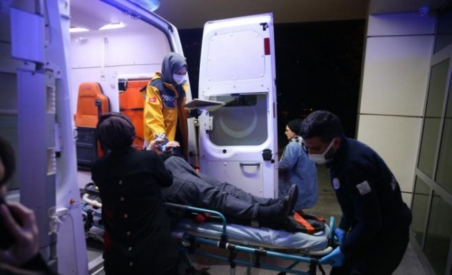 Kocaeli'de bariyere çarpan hafif ticari araçta sürücü ile eşi yaralandı