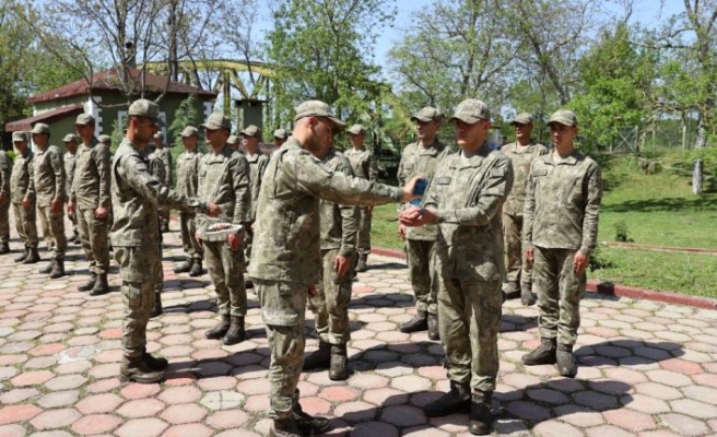 Sınırda görev yapan Mehmetçik kışlada komutanları ve silah arkadaşlarıyla bayramlaştı