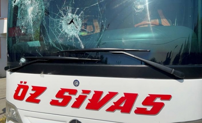 Taraftarları taşıyan otobüslere taşlı saldırıda kişi yaralandı