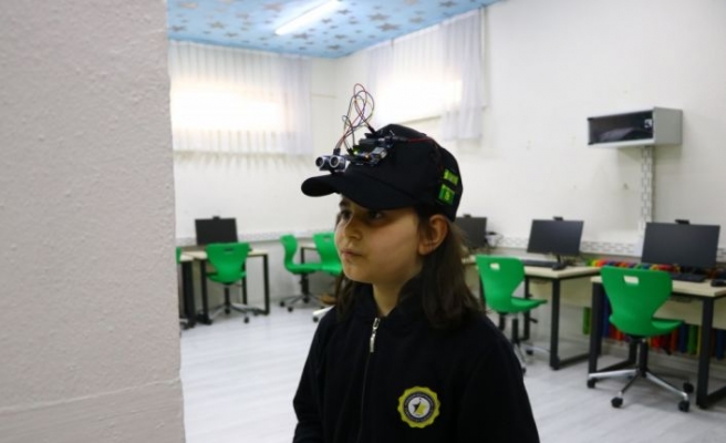 İlkokul öğrencisi görme engelliler için sensörlü şapka tasarladı