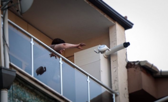 Bursa'da sinir krizi geçiren kadın evindeki eşyaları balkondan sokağa attı