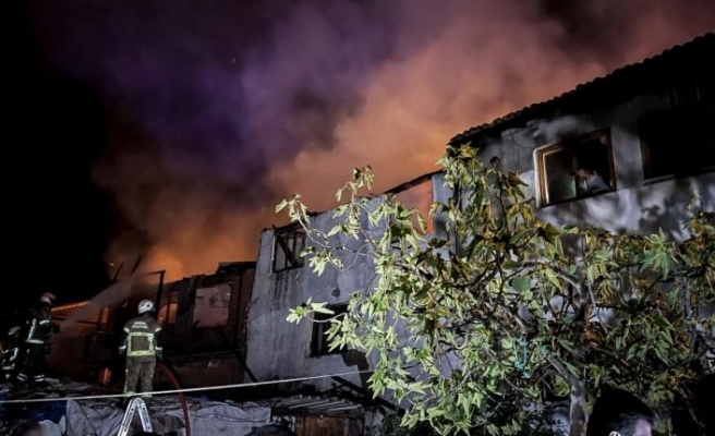 Bursa'da tekstil atölyesinde çıkan yangın eve sıçradı