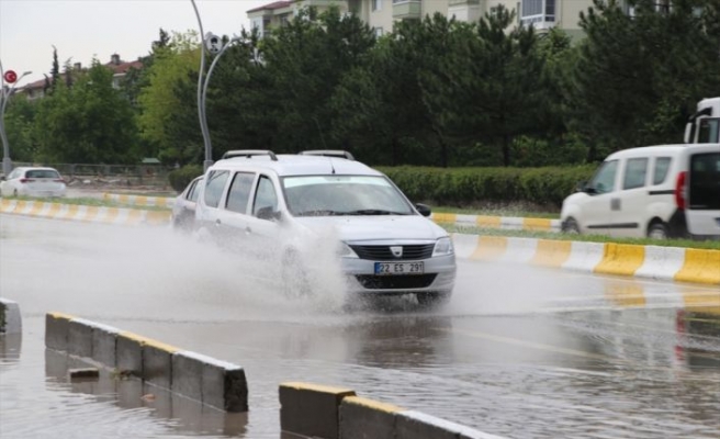 Edirne'de sağanak nedeniyle yollarda su birikintileri oluştu