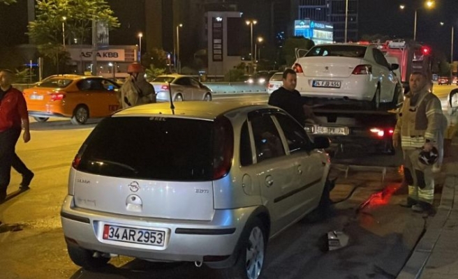 İstanbul'da bir aracın önce otomobile ardından otobüs durağına çarptı