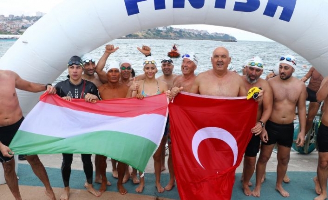 Tekirdağ'daki Kiraz Festivali'nde yelken ve yüzme yarışları düzenlendi