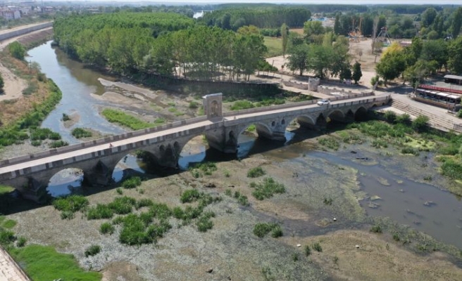 Edirne'de sıcak hava nedeniyle debisi düşen Tunca ve Meriç nehirleri dip seviyede akıyor