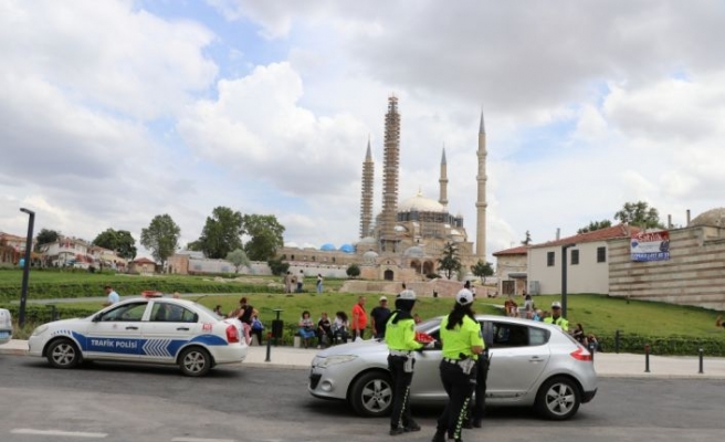 Edirne'de trafik denetiminde polisler sürücüleri bayramlaşmak için durdurdu