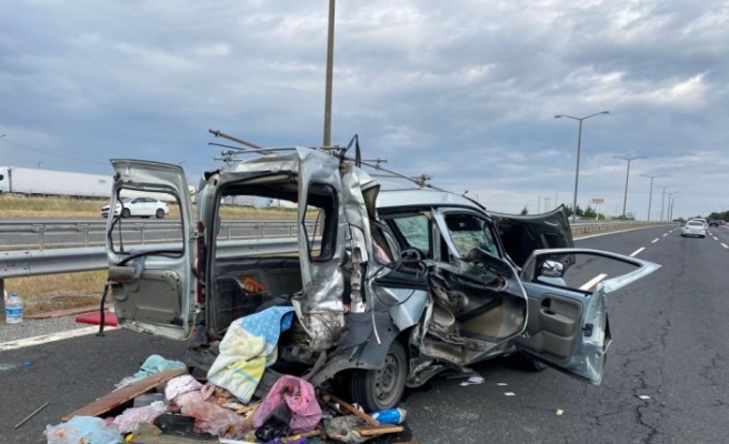 Tekirdağ'da kamyonun çarptığı hafif ticari araçtaki 3 kişi öldü, 5 kişi yaralandı